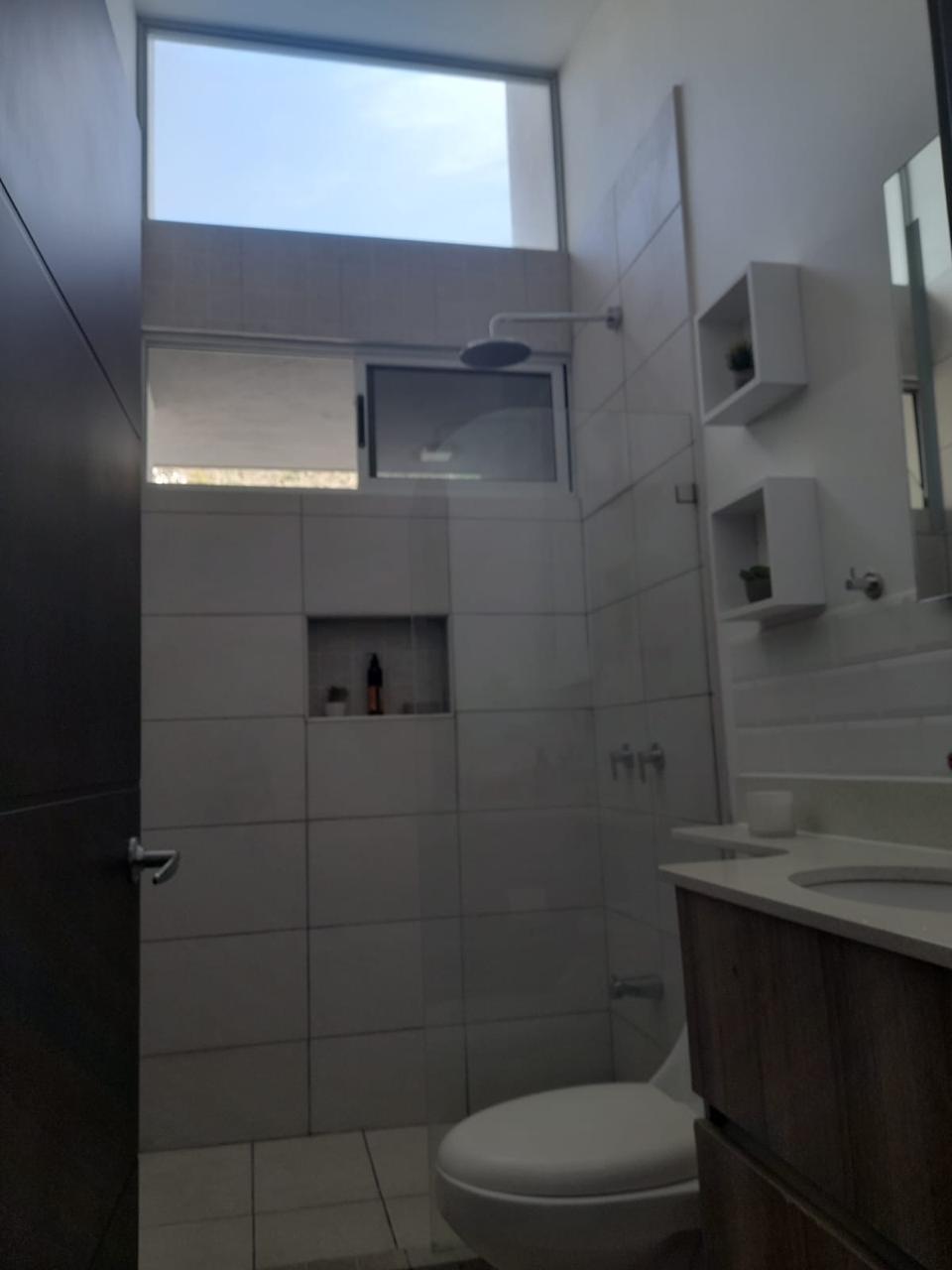 Baño. Casa en venta en condominio. Pozos, Santa Ana, San José.