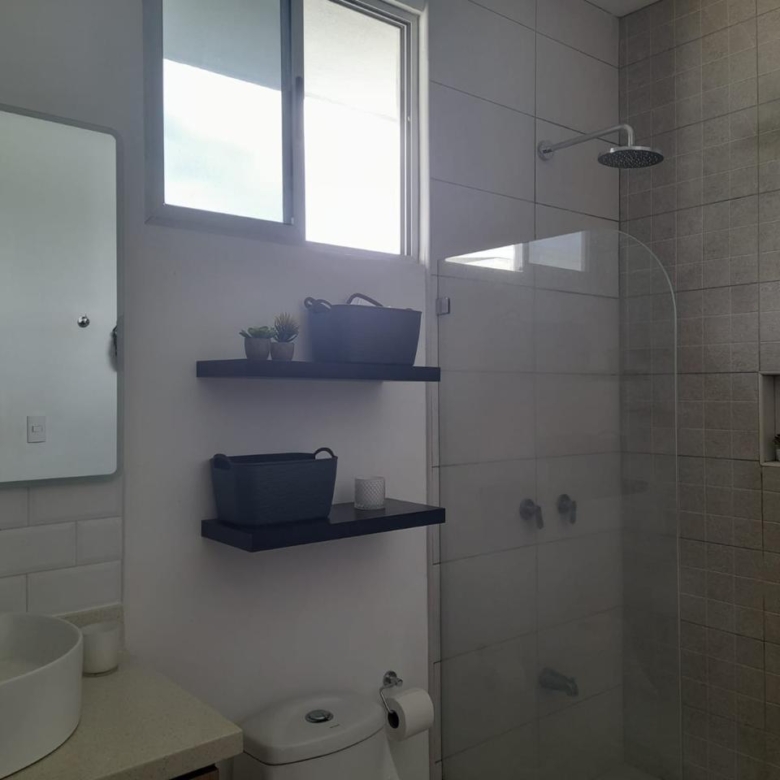 Baño principal. Casa en venta en condominio. Pozos, Santa Ana, San José.