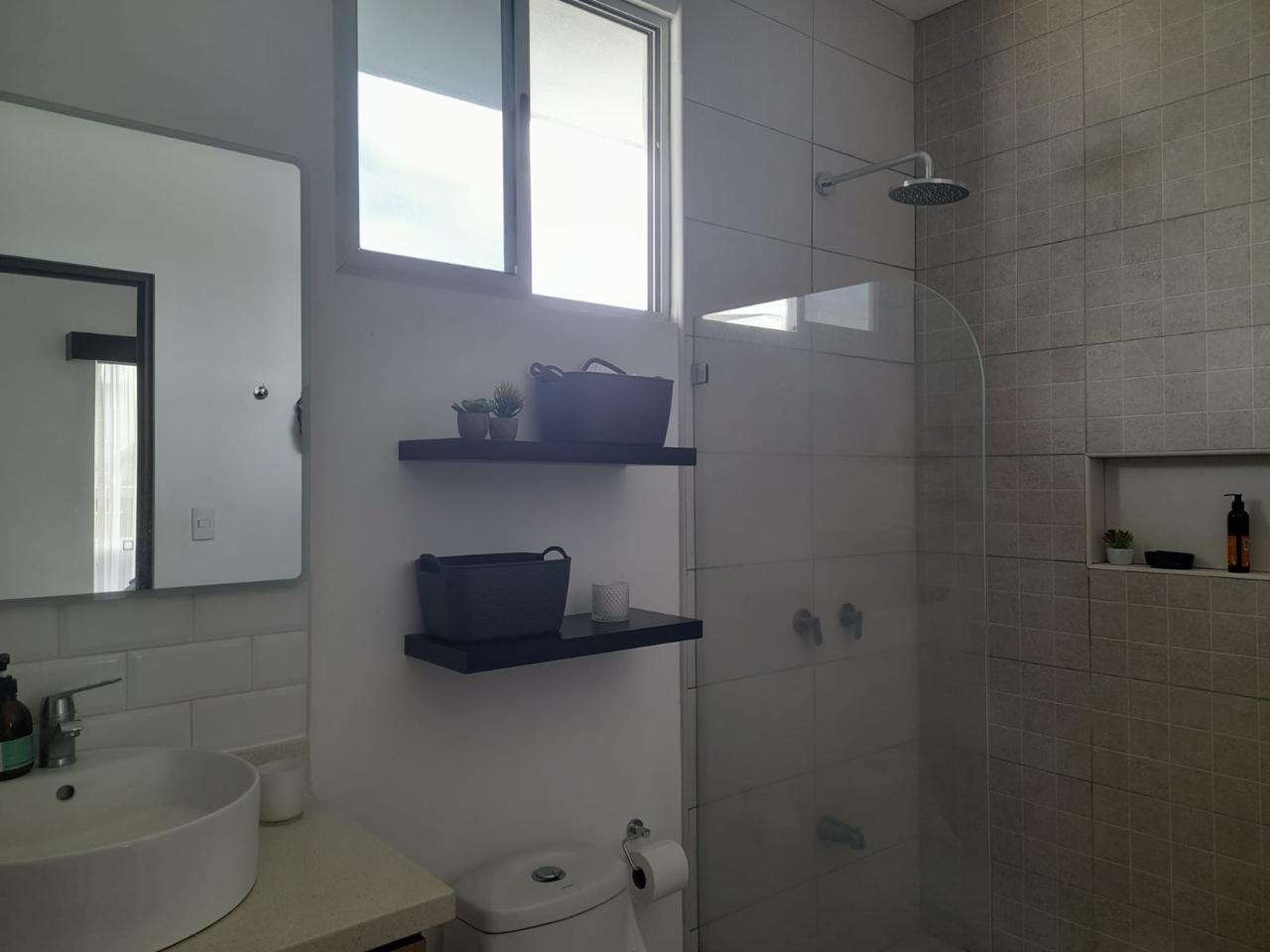 Baño principal. Casa en venta en condominio. Pozos, Santa Ana, San José.