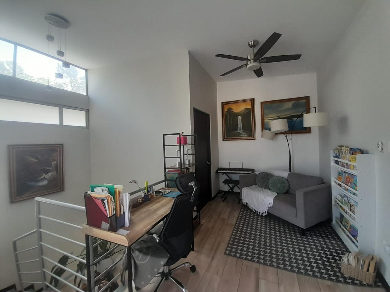 Sala TV/Oficina. Casa en venta en condominio. Pozos, Santa Ana, San José.