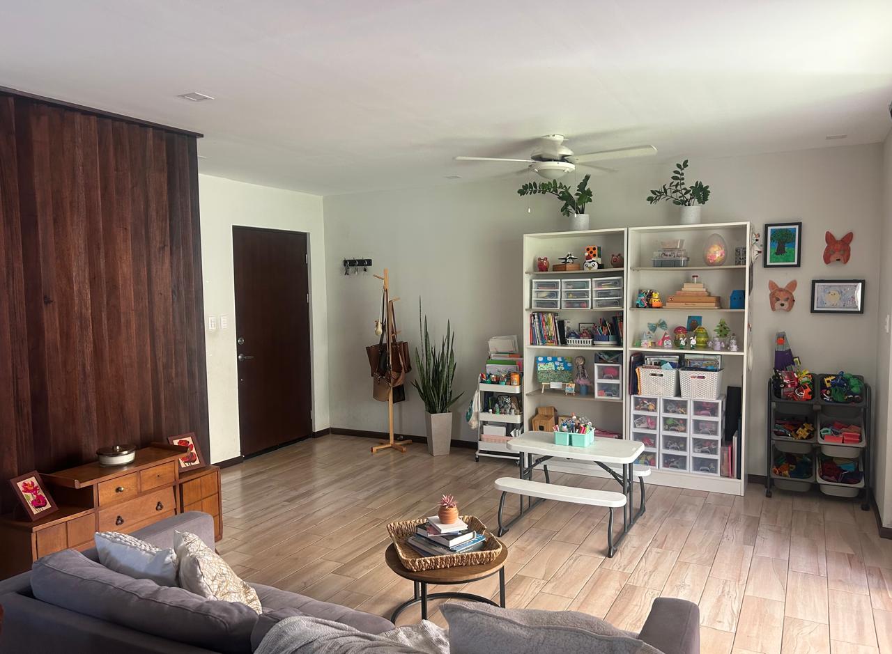Sala. Casa en venta en condominio. Pozos, Santa Ana, San José.