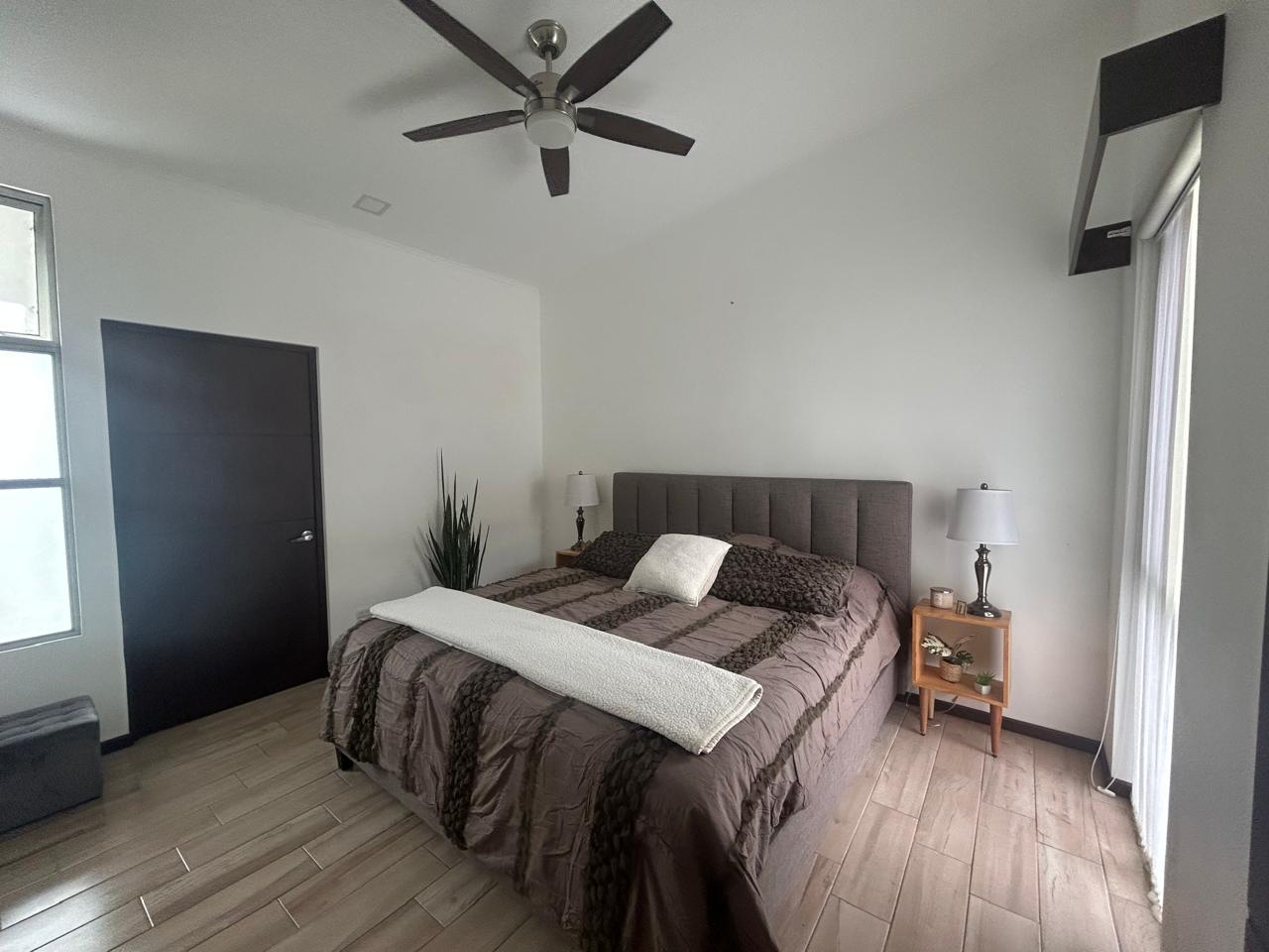 Habitación principal. Casa en venta en condominio. Pozos, Santa Ana, San José.