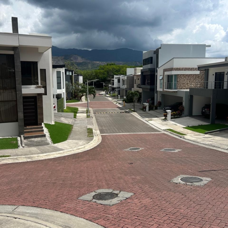 Fachada. Casa en venta en condominio. Pozos, Santa Ana, San José.