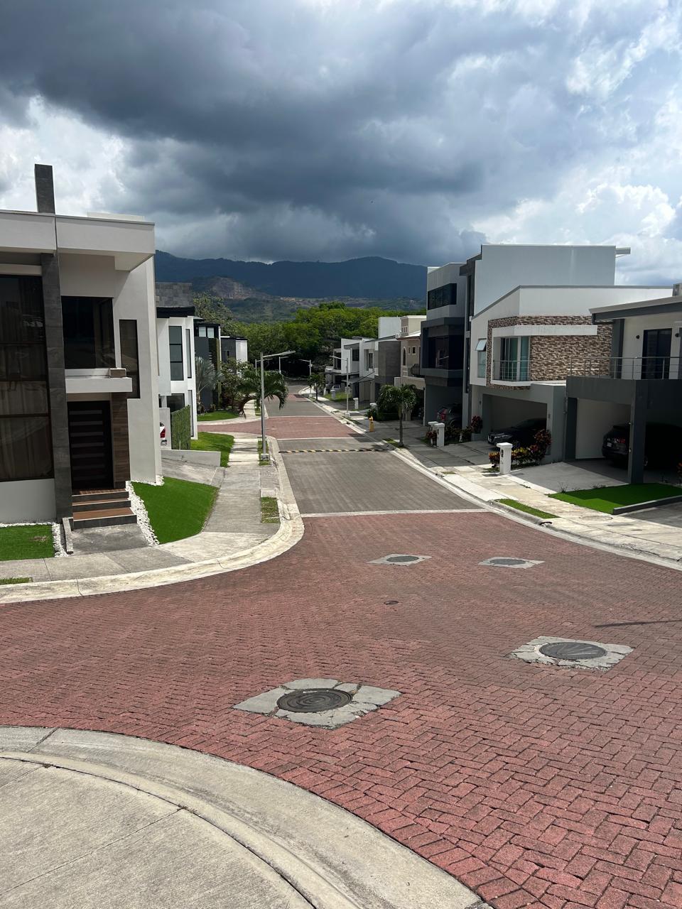 Fachada. Casa en venta en condominio. Pozos, Santa Ana, San José.