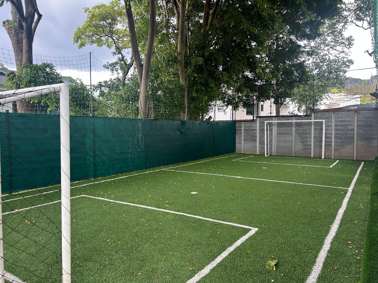 Cancha Futbol 5. Casa en venta en condominio. Pozos, Santa Ana, San José.