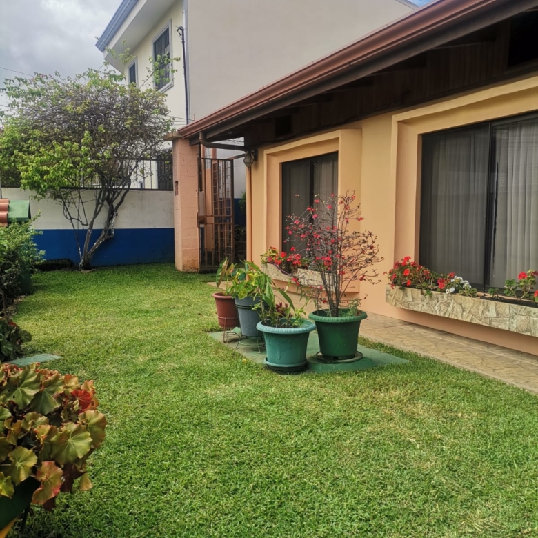 Jardín. Hermosa casa en venta en residencial. Guachipelín, Escazú, San José.
