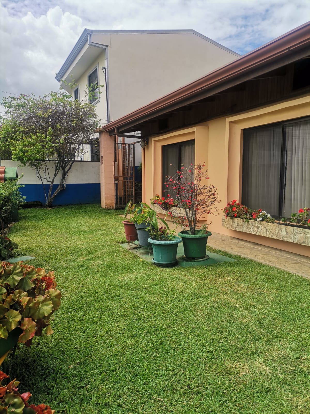 Jardín. Hermosa casa en venta en residencial. Guachipelín, Escazú, San José.
