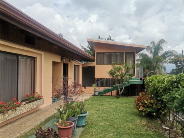 Fachada. Hermosa casa en venta en residencial. Guachipelín, Escazú, San José.