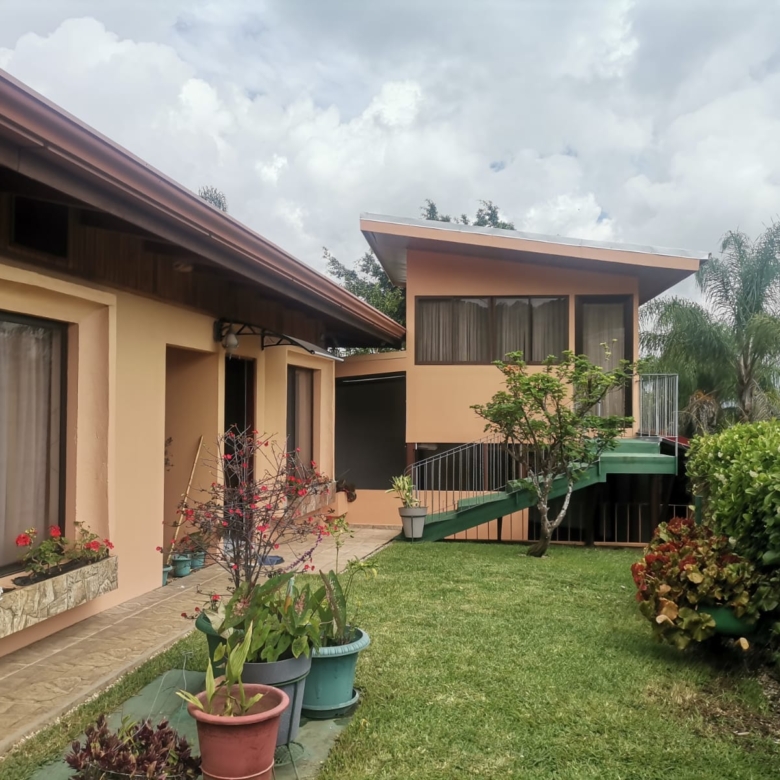 Fachada. Hermosa casa en venta en residencial. Guachipelín, Escazú, San José.