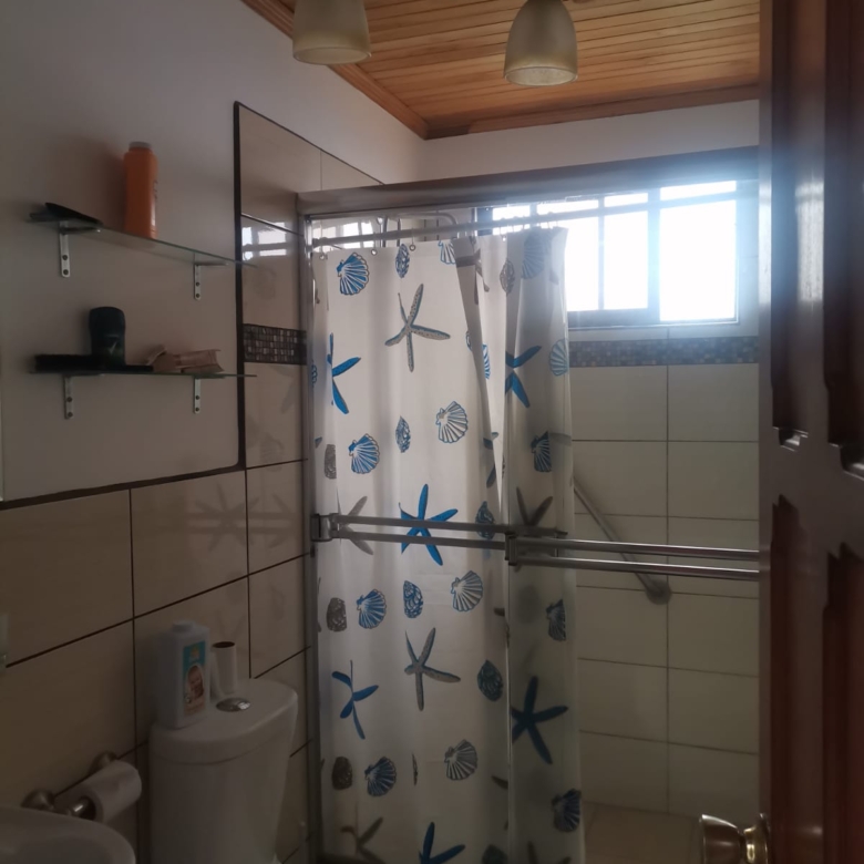 Baño. Hermosa casa en venta en residencial. Guachipelín, Escazú, San José.