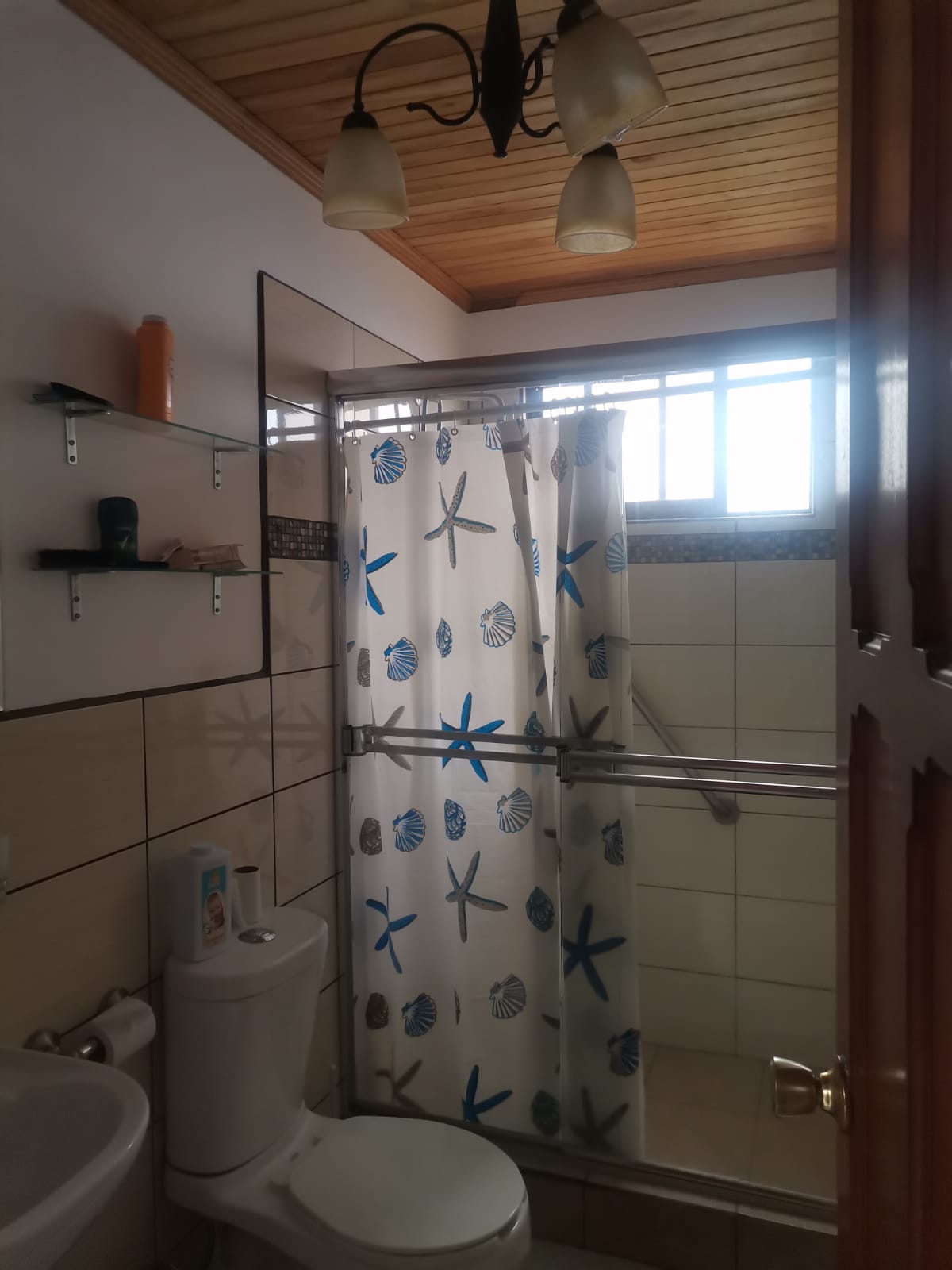Baño. Hermosa casa en venta en residencial. Guachipelín, Escazú, San José.