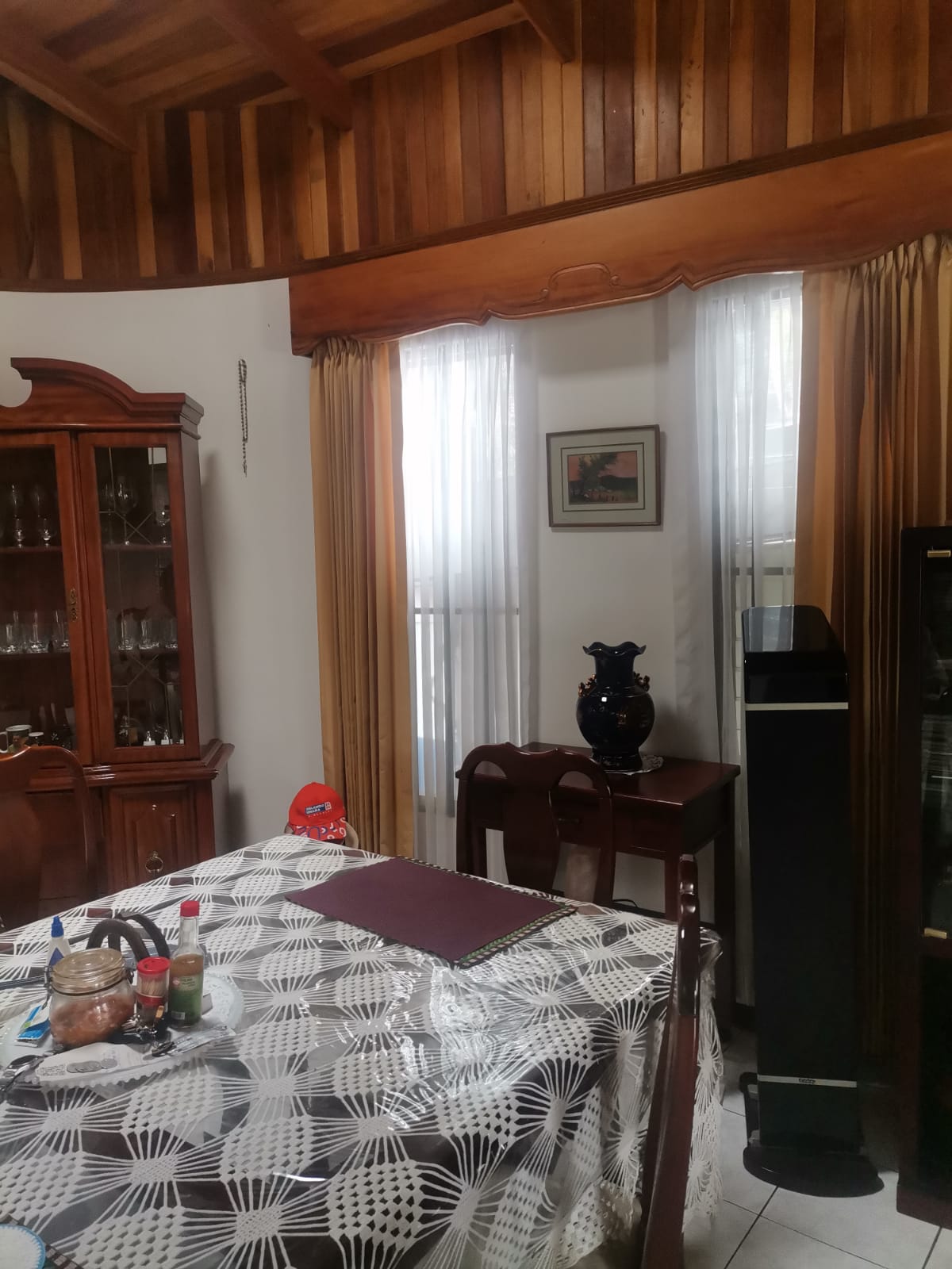 Comedor. Hermosa casa en venta en residencial. Guachipelín, Escazú, San José.