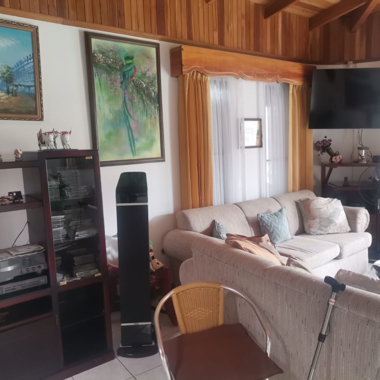 Sala. Hermosa casa en venta en residencial. Guachipelín, Escazú, San José.
