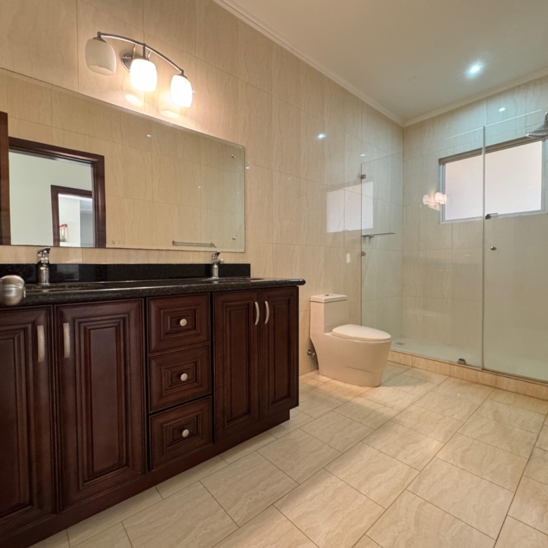 Baño principal. Apartamento en alquiler. San Rafael, Escazú, San José.