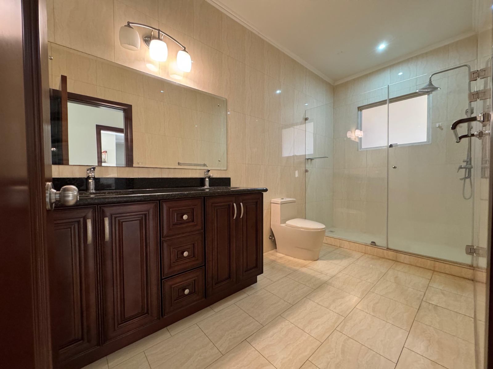 Baño principal. Apartamento en alquiler. San Rafael, Escazú, San José.