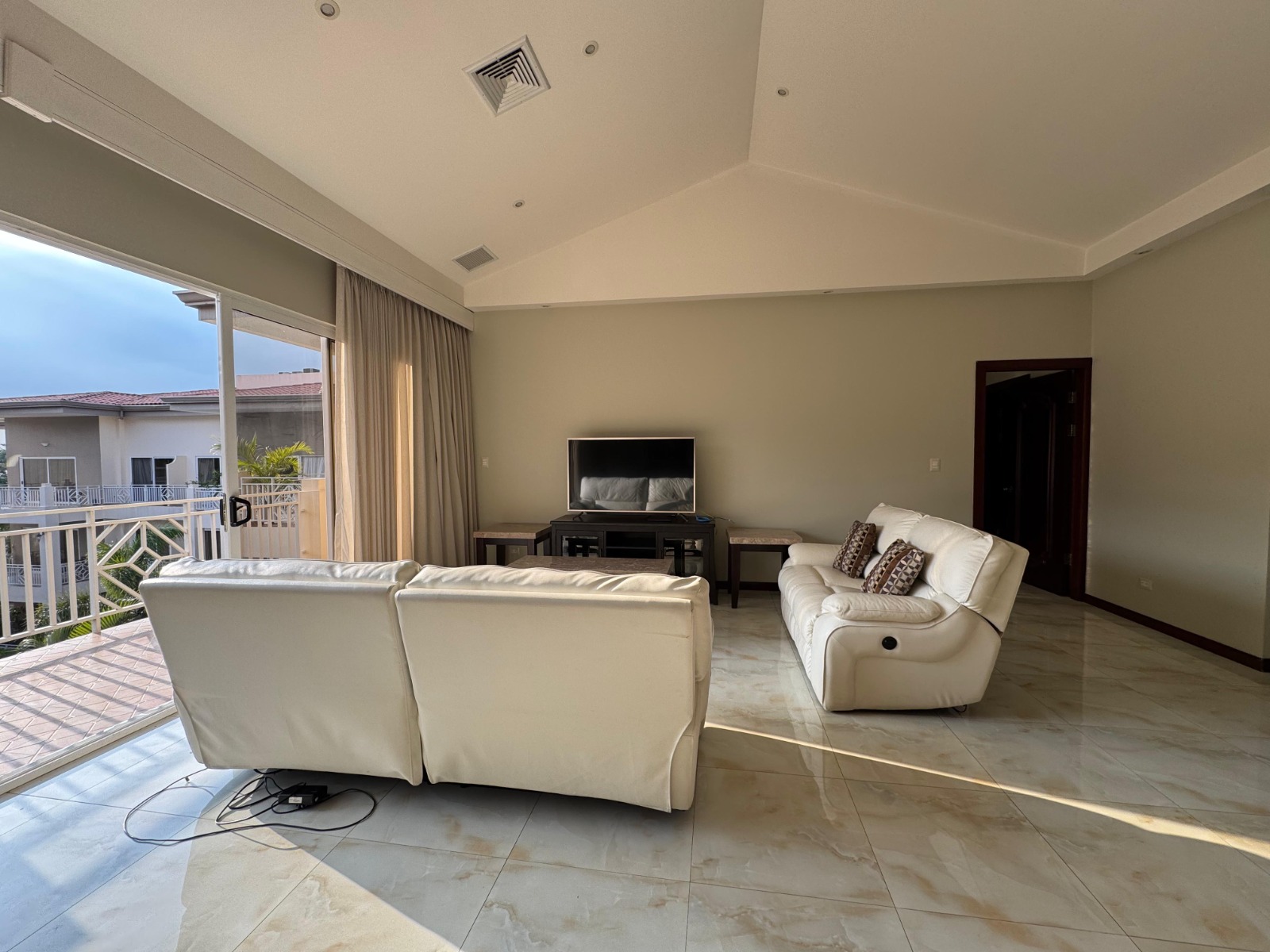 Sala. Apartamento en alquiler. San Rafael, Escazú, San José.