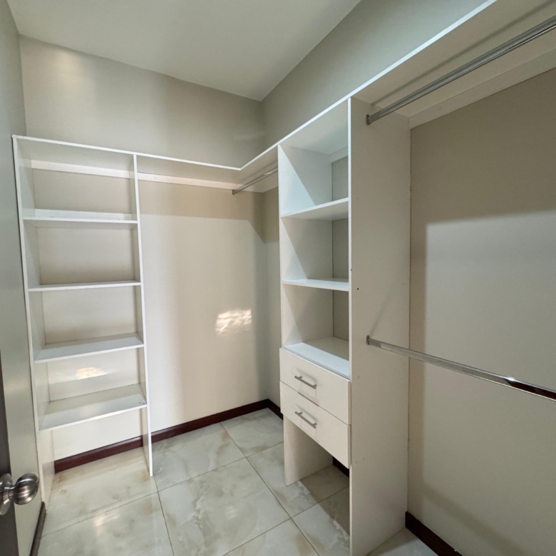 Walk in closet. Apartamento en alquiler. San Rafael, Escazú, San José.