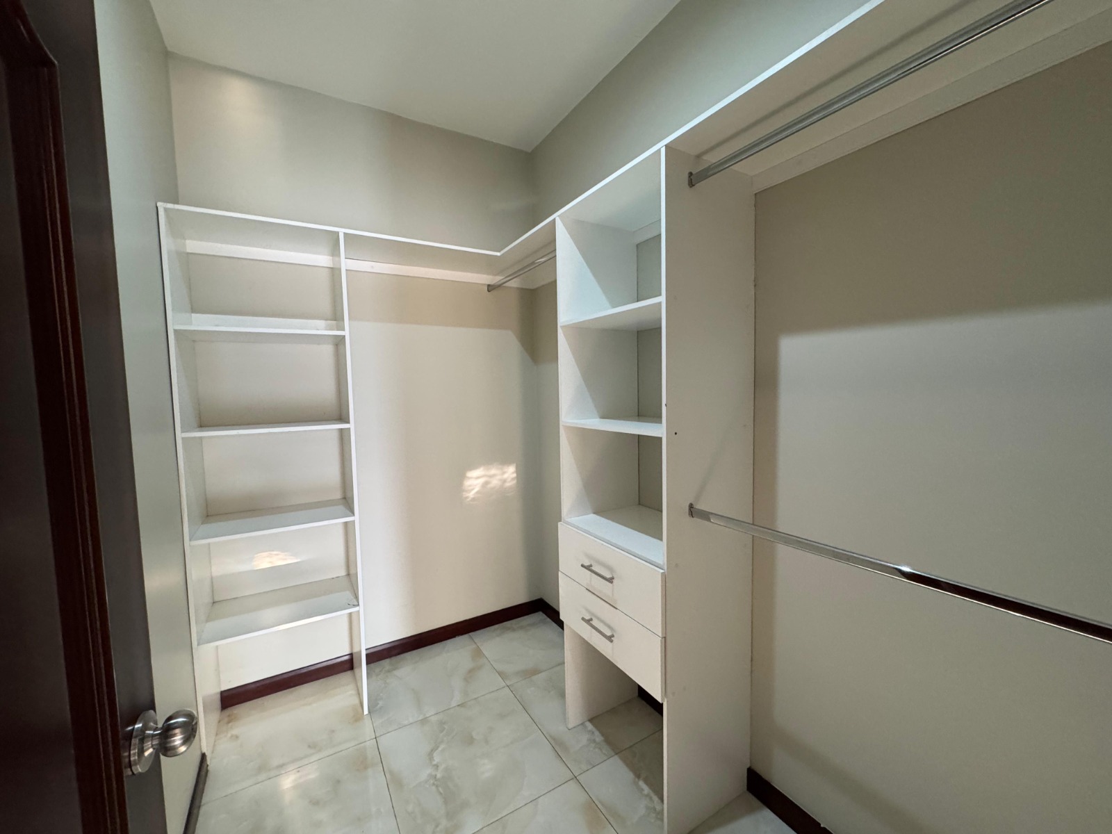 Walk in closet. Apartamento en alquiler. San Rafael, Escazú, San José.