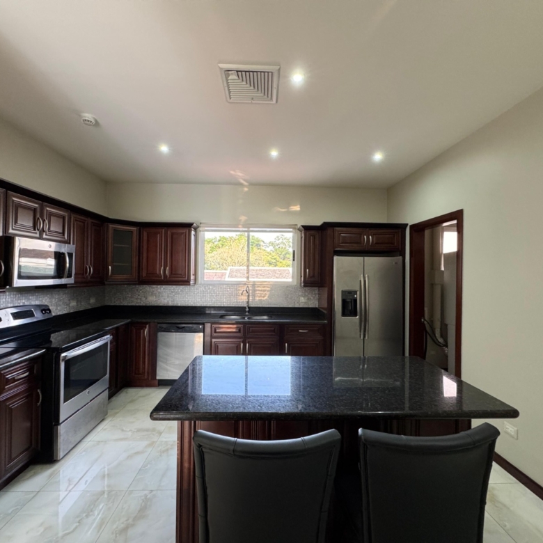 Cocina. Apartamento en alquiler. San Rafael, Escazú, San José.