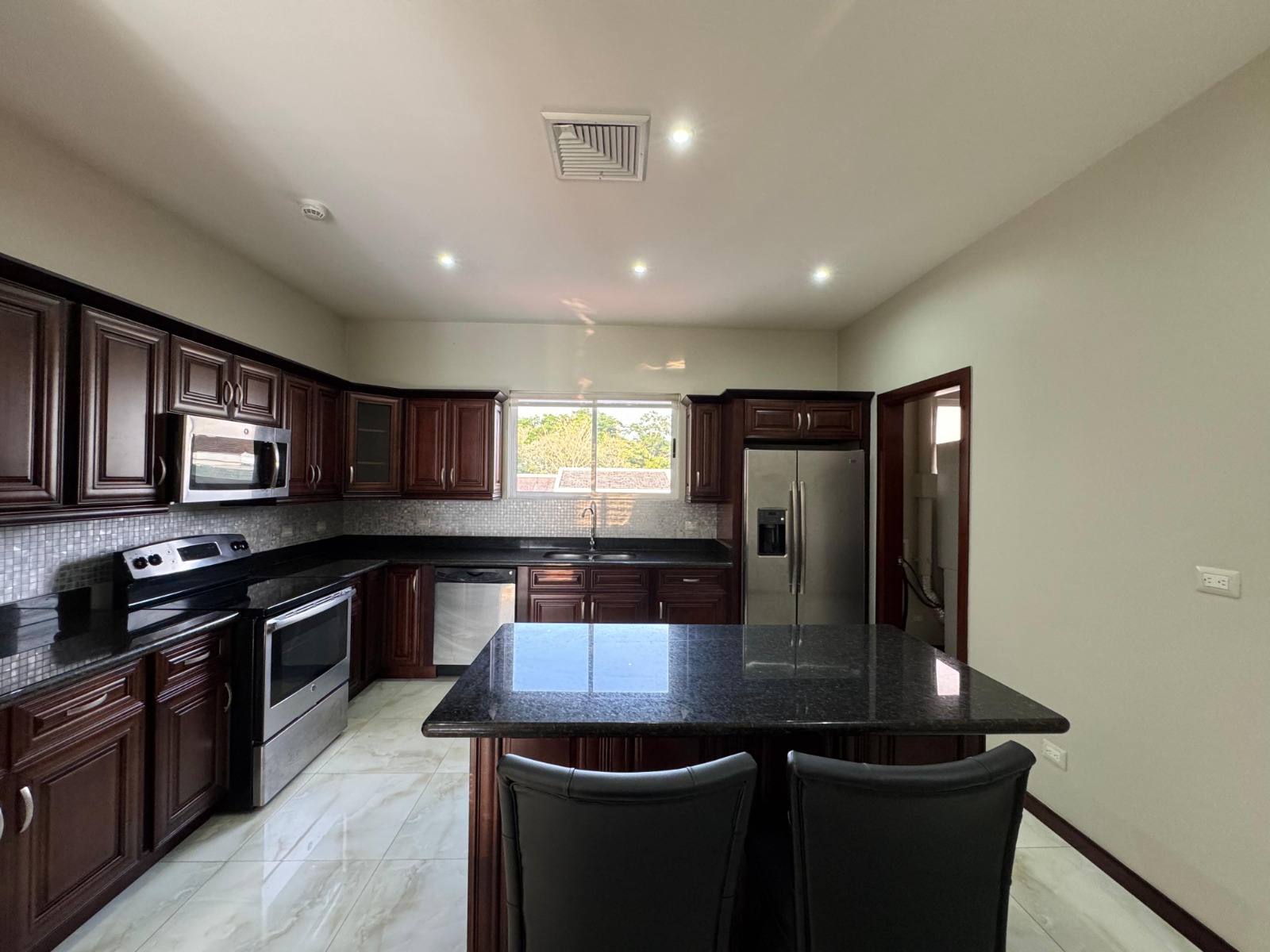 Cocina. Apartamento en alquiler. San Rafael, Escazú, San José.