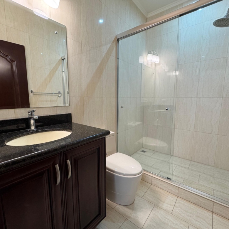 Baño 2. Apartamento en alquiler. San Rafael, Escazú, San José.