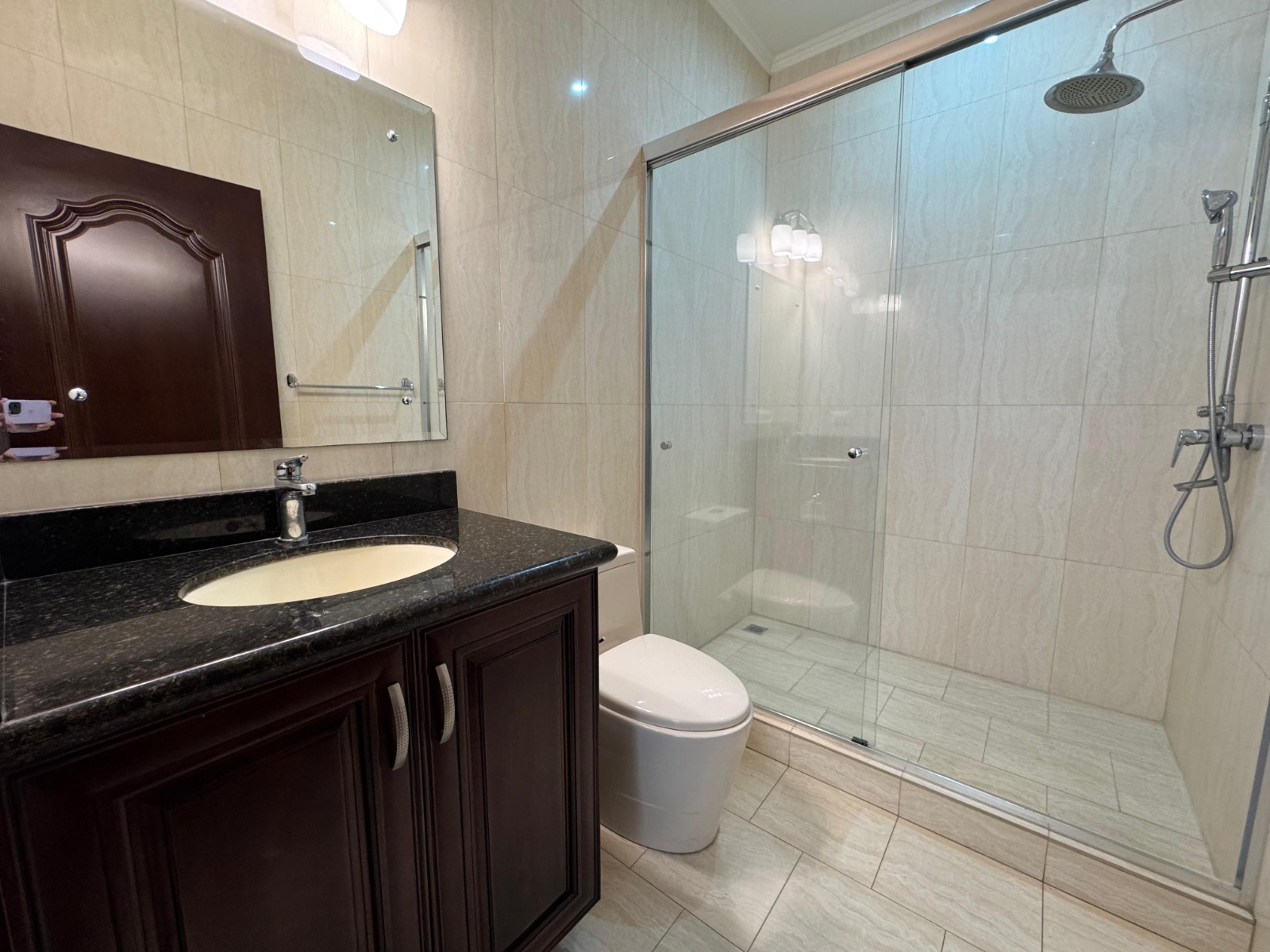 Baño 2. Apartamento en alquiler. San Rafael, Escazú, San José.