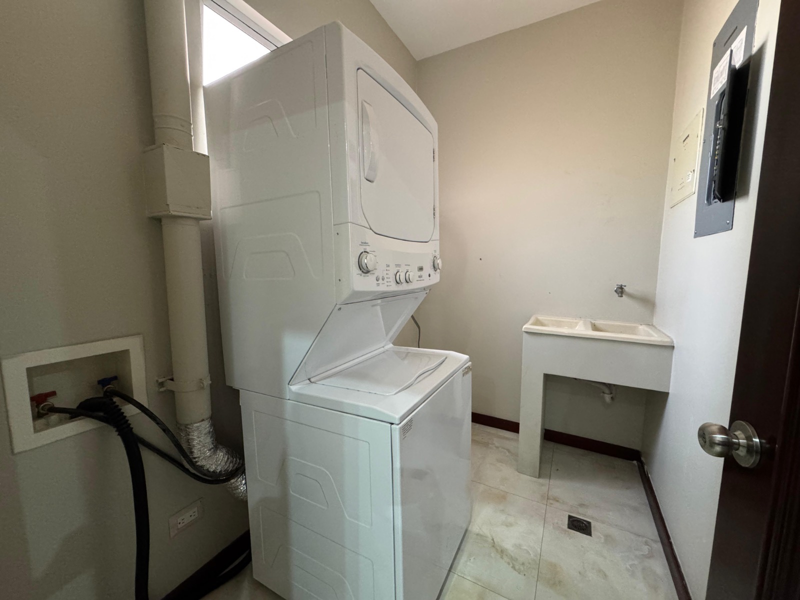 Área de lavado. Apartamento en alquiler. San Rafael, Escazú, San José.